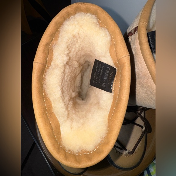 Women's Ulu Crow Shearling Boots - Picture 10 of 12